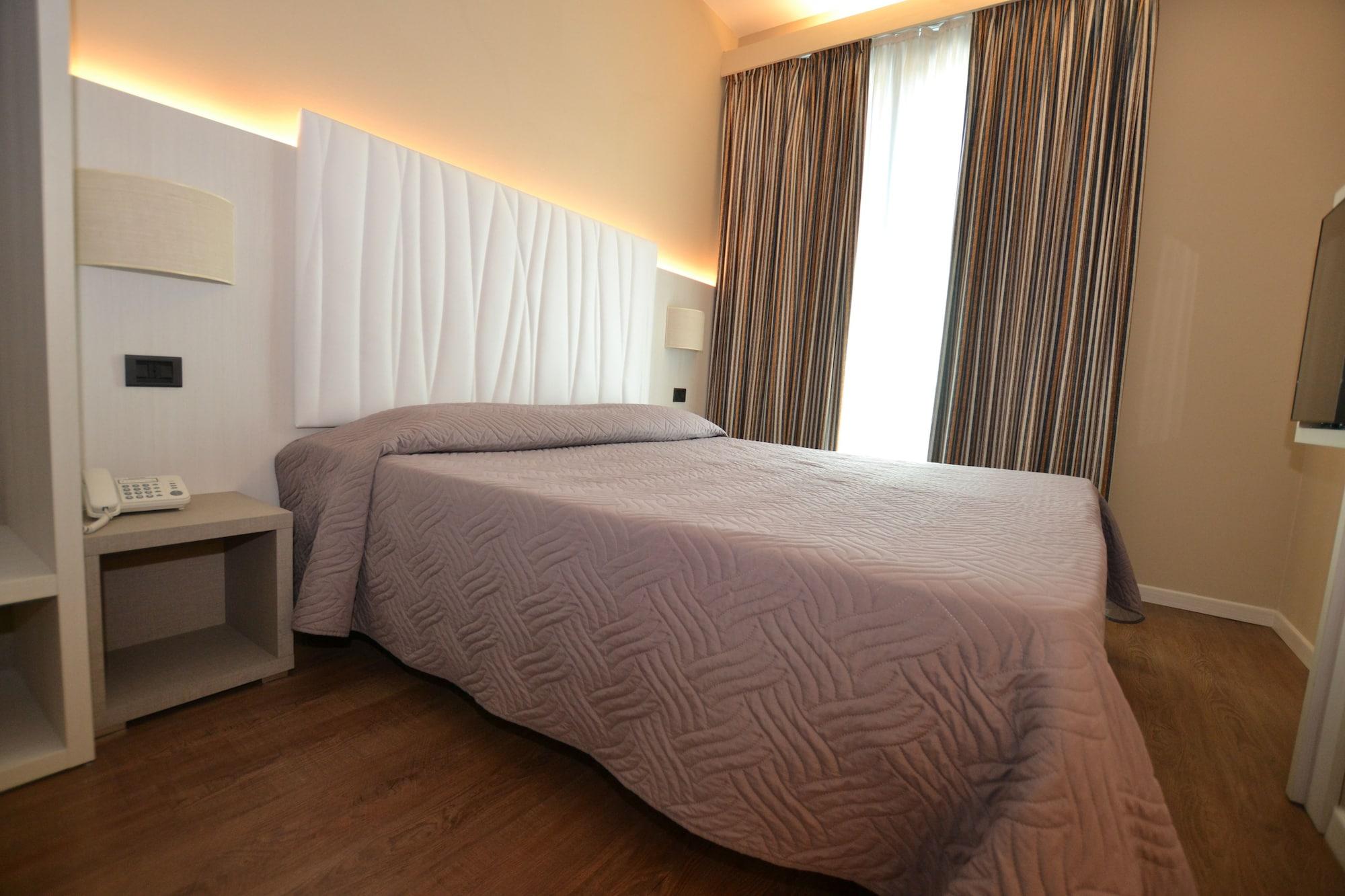 Hotel Enrichetta Desenzano del Garda Dış mekan fotoğraf