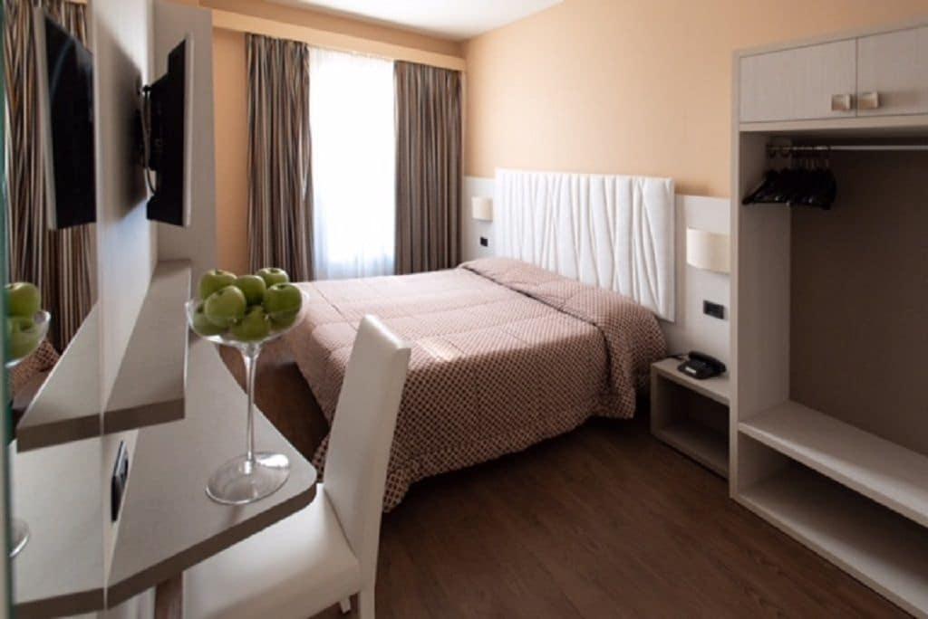Hotel Enrichetta Desenzano del Garda Dış mekan fotoğraf