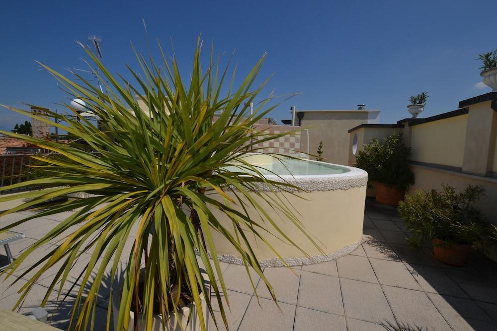 Hotel Enrichetta Desenzano del Garda Dış mekan fotoğraf