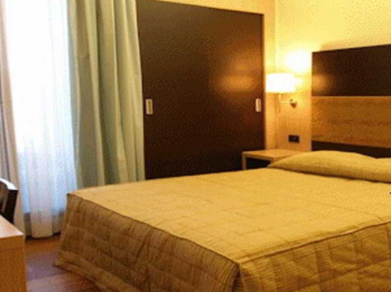 Hotel Enrichetta Desenzano del Garda Oda fotoğraf