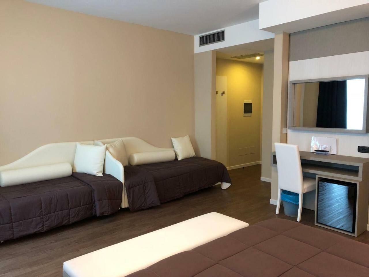 Hotel Enrichetta Desenzano del Garda Dış mekan fotoğraf