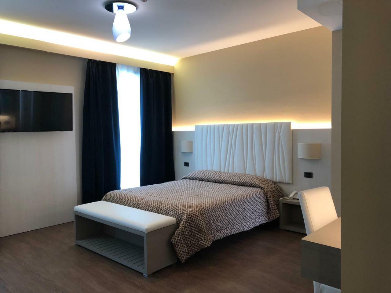 Hotel Enrichetta Desenzano del Garda Dış mekan fotoğraf