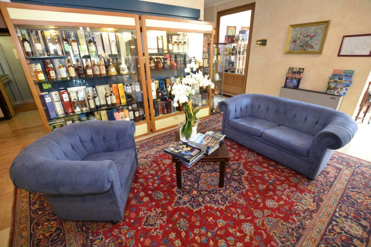 Hotel Enrichetta Desenzano del Garda Dış mekan fotoğraf
